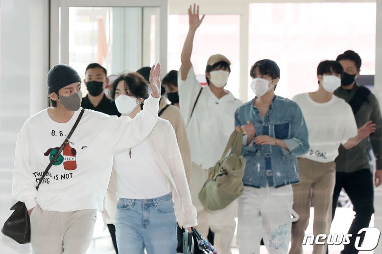 그룹 방탄소년단(BTS) 멤버들이 29일 오전 인천국제공항 제2여객터미널을 통해 미국 워싱턴으로 출국하며 팬들에게 인사를 전하고 있다. 2022.5.29/뉴스1 © News1 민경석 기자