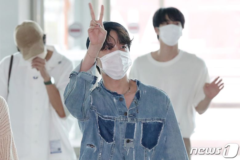 그룹 방탄소년단(BTS) 멤버 제이홉(정호석)이 29일 오전 인천국제공항 제2여객터미널을 통해 미국 워싱턴으로 출국하며 팬들을 향해 인사를 전하고 있다. 2022.5.29/뉴스1 © News1 민경석 기자