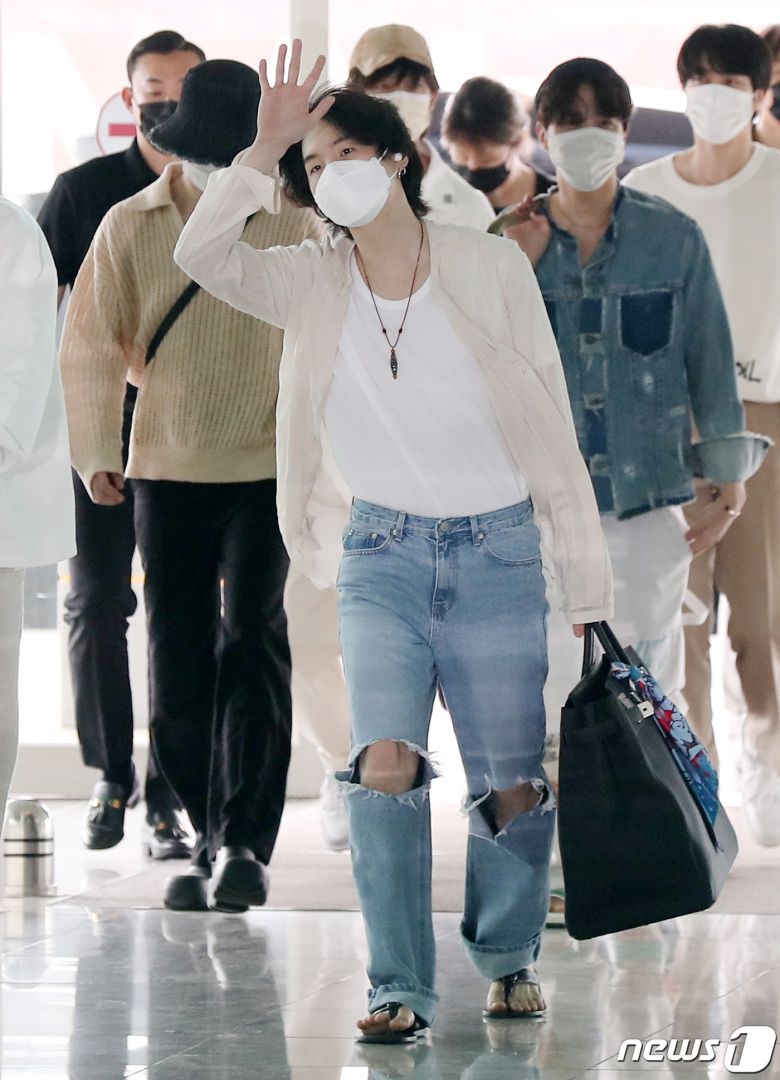 그룹 방탄소년단(BTS) 멤버 슈가(민윤기)가 29일 오전 인천국제공항 제2여객터미널을 통해 미국 워싱턴으로 출국하며 팬들에게 인사를 전하고 있다. 2022.5.29/뉴스1 © News1 민경석 기자