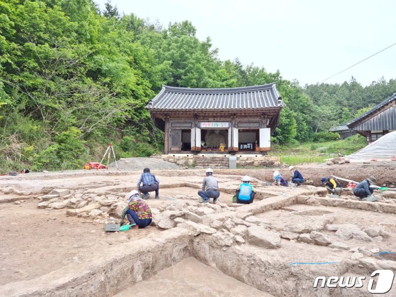 약사여래좌상과 건물터 발굴 전경. (국립나주문화재연구소 제공) © 뉴스1