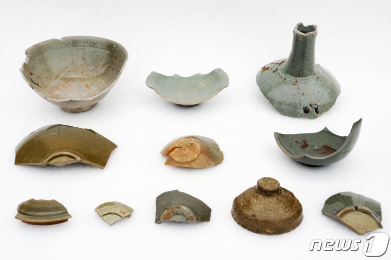 발굴 현장서 출토된 청자류. (국립나주문화재연구소 제공) © 뉴스1
