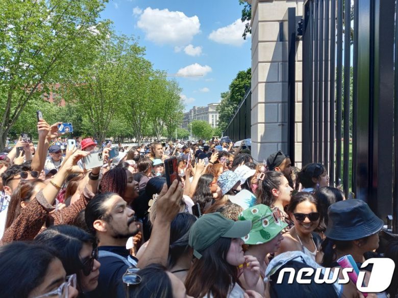 31일(현지시간) 미국 백악관 앞에서 미국 시민들이 백악관을 방문한 방탄소년단(BTS) 멤버들을 보기위해 기다리고 있다. (위싱턴특파원단 제공)2022.6.1/뉴스1 © News1 김현 특파원