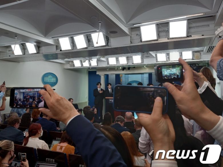 31일(현지시간) 미국 백악관 기자실에서 방탄소년단(BTS) 멤버들이 아시아계 증오 범죄에 대해 입장을 전달하고 있다. (위싱턴특파원단 제공)2022.6.1/뉴스1