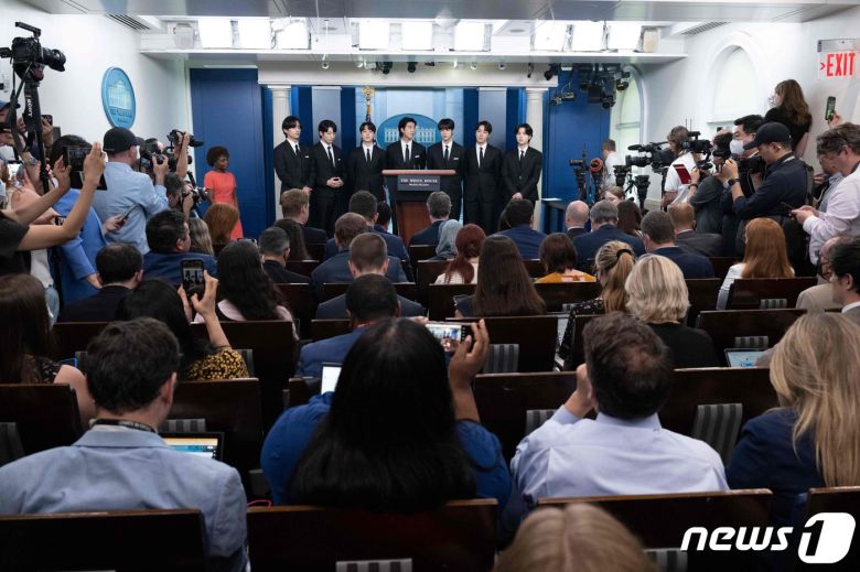 방탄소년단이 2022년 5월31일(현지시간) 워싱턴DC 백악관 브리핑룸에 카린 장-피에르 대변인과 함께 참석한 모습. © AFP=뉴스1 © News1 김현 특파원