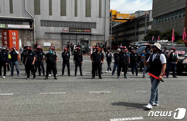 1일  부산 강서구 송정동 대한제강 정문 앞에서 화물연대 부산 동부지부 노조원들이 ‘화물노동자 운송료 인상 선전전’을 열고 있다.(부산경찰청 제공) © 뉴스1