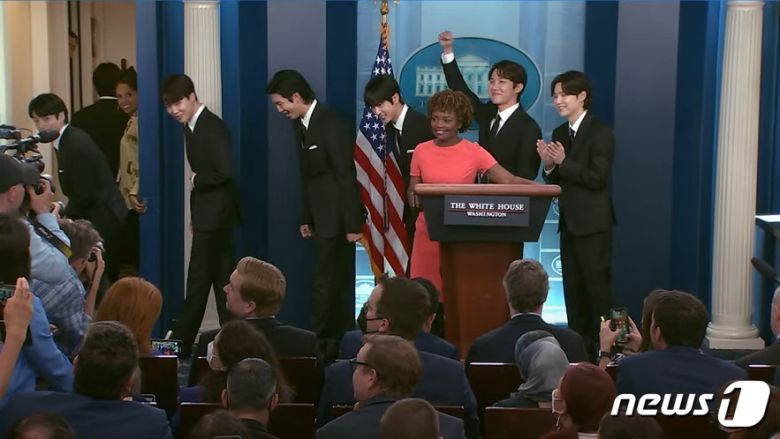 방탄소년단(BTS)이 31일(현지시간) 조 바이든 대통령과 아시아계 증오범죄에 대해 논의하기 위해 백악관을 방문했다. 바이든 대통령과 면담에 앞서 백악관 기자회견장을 찾아 짧은 인사말을 전한 뒤 퇴장할 때 한 한국계 남성 기자가 'BTS 파이팅'을 외치자, 제이홉(오른쪽 두번째)이 팔을 들어 주먹을 불끈 쥐며 감사하다는 뜻을 표하고 있다. © 뉴스1(유튜브 화면 캡처)
