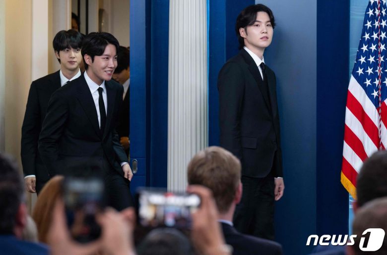 그룹 방탄소년단(BTS)이 31일(현지시간) 조 바이든 미국 대통령과의 면담을 앞두고 취재진에 방문 취지 등을 설명하기 위해 워싱턴 백악관 브리핑 룸에 들어서고 있다. © AFP=뉴스1 © News1 우동명 기자