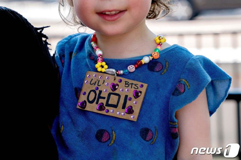 한 어린이가 2022년 5월31일(현지시간) 워싱턴DC 백악관 밖에서 집에서 만든 '방탄소년단' 목걸이를 하고 있다. © AFP=뉴스1 © News1 김현 특파원