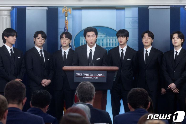 방탄소년단(BTS)이 31일(현지시간) 워싱턴 백악관 브리핑 룸에서 조 바이든 미국 대통령과의 면담을 앞두고 취재진에 방문 취지 등을 설명하고 있다. © 로이터=뉴스1 © News1 우동명 기자