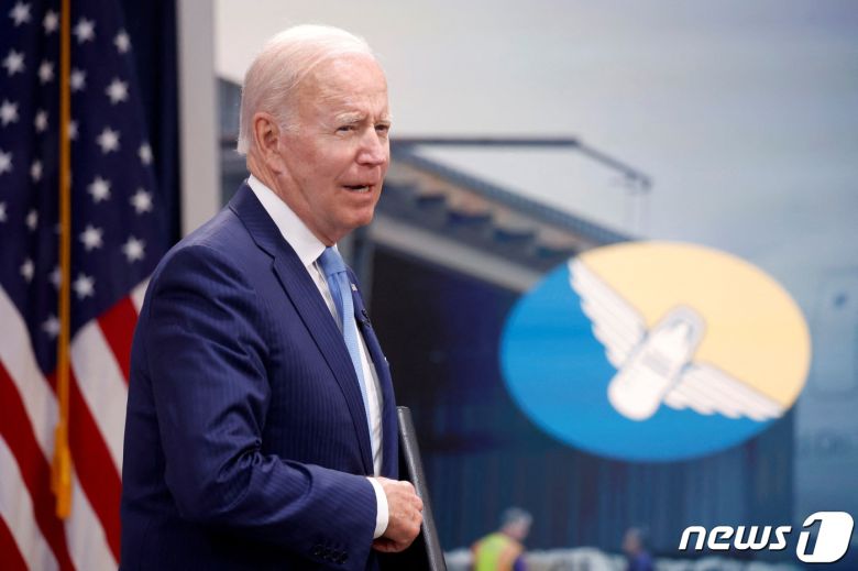 조 바이든 미국 대통령이 1일(현지시간) 백악관에서 분유제조사들과 회의를 가진 후 이동하는 모습. 2022. 6. 1. © 로이터=뉴스1 © News1 최서윤 기자