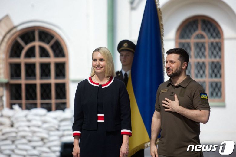 볼로디미르 젤렌스키(우측) 우크라이나 대통령이 2일(현지시간) 주우크라이나 미국 대사로 부임한 브릿짓 브링크(좌측) 대사 신임장 제정식에서 발언하는 모습. 2022. 6. 2. © AFP=뉴스1 © News1 최서윤 기자