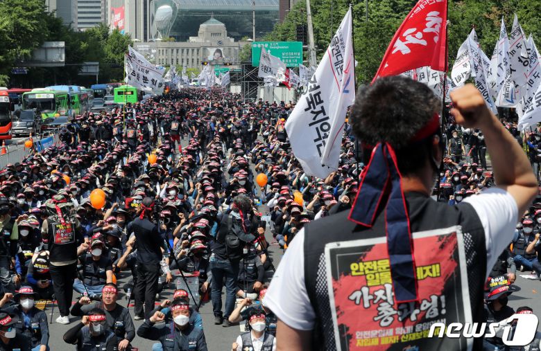 민주노총 전국공공운수노동조합 화물연대본부가 28일 오후 서울 숭례문 앞에서 열린 총파업 결의대회에서 구호를 외치고 있다. 2022.5.28/뉴스1 © News1 이동해 기자
