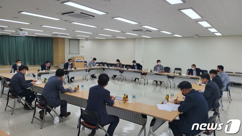 BPA 관계자와 터미널 운영사 관계자들이 3일 부산신항 회의실에서 대책회의를 하고 있다.(부산항만공사 제공)© 뉴스1