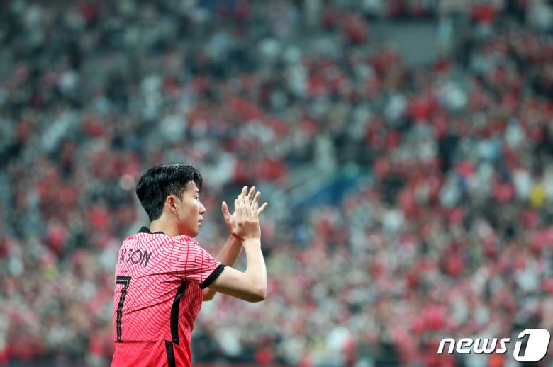 2일 오후 서울월드컵경기장에서 열린 2002 한일월드컵 20주년 기념 평가전 대한민국-브라질의 경기에서 손흥민이 경기가 끝난 뒤 팬들에게 인사하고 있다. 2022.6.2/뉴스1 © News1 구윤성 기자