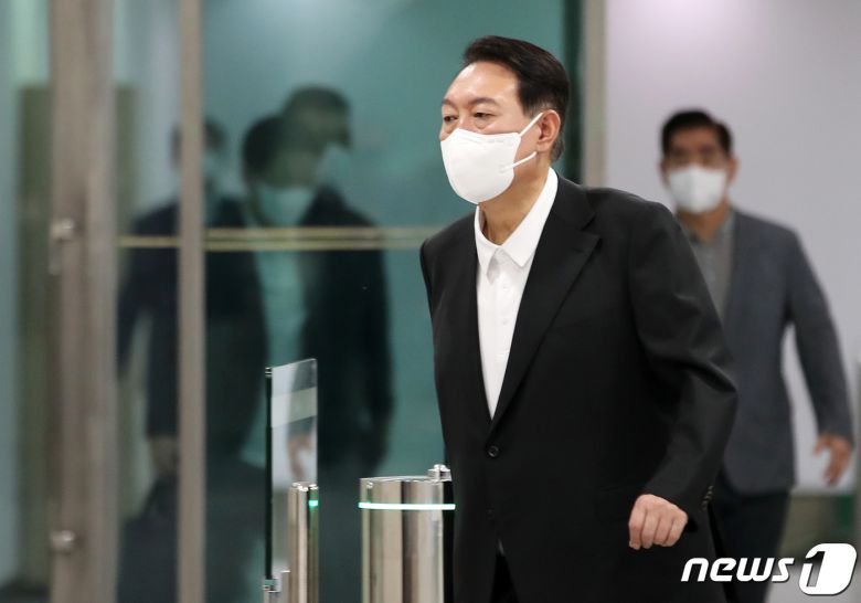 윤석열 대통령이 휴일인 5일 오전 용산 대통령실 청사로 출근하고 있다. 북한은 이날 오전 새 정부 출범 후 세 번째이자, 올해 들어 18번째 탄도미사일을 발사했다. 대통령실사진기자단 2022.6.5/뉴스1 © News1 오대일 기자