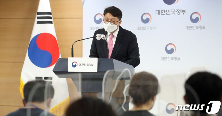 최우혁 과학기술정보통신부 전파정책국장이 2일 서울 종로구 세종대로 정부서울청사에서 5G 주파수 할당 추진방향에 대한 검토결과와 이를 토대로 정부가 마련한 5G 주파수 할당계획 관련 브리핑을 하고 있다. 2022.6.2/뉴스1 © News1 김명섭 기자