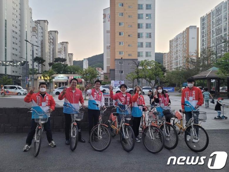 이세은 순천시의회 비례대표 당선인과 순천갑 국민의힘 관계자들.