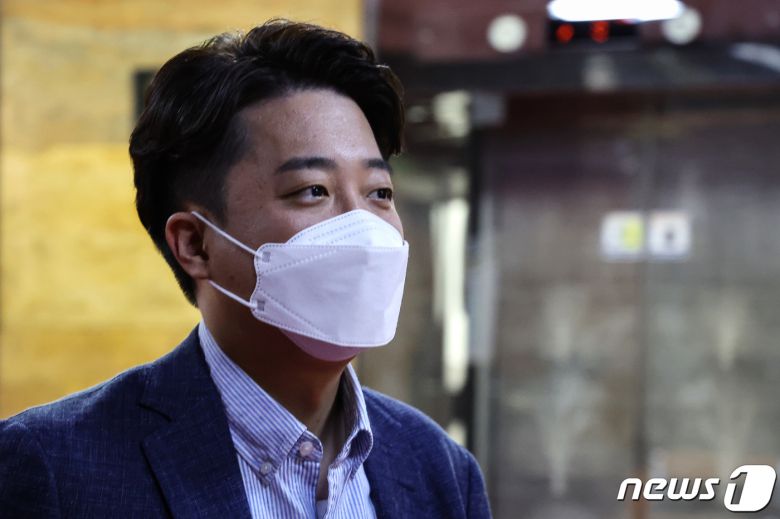 이준석 국민의힘 대표가 3일 서울 여의도 국회로 출근해 당대표실로 향하고 있다. (공동취재) 2022.6.3/뉴스1 © News1 유승관 기자