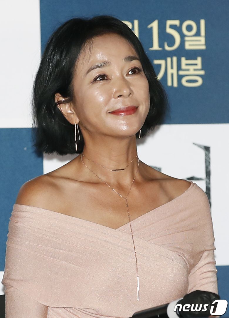 배우 조민수가 7일 서울 용산 cgv에서 열린 영화 '마녀 Part2. The Other One'(마녀2) 언론 시사회 및 기자간담회에서 포즈를 취하고 있다. ‘마녀2’(감독 박훈정)는 초토화된 비밀연구소에서 홀로 살아남아 세상 밖으로 나오게 된 소녀 앞에 각기 다른 목적으로 그를 쫓는 세력들이 모여들면서 벌어지는 일을 그린 액션 영화이다. 2022.6.7/뉴스1 © News1 권현진 기자