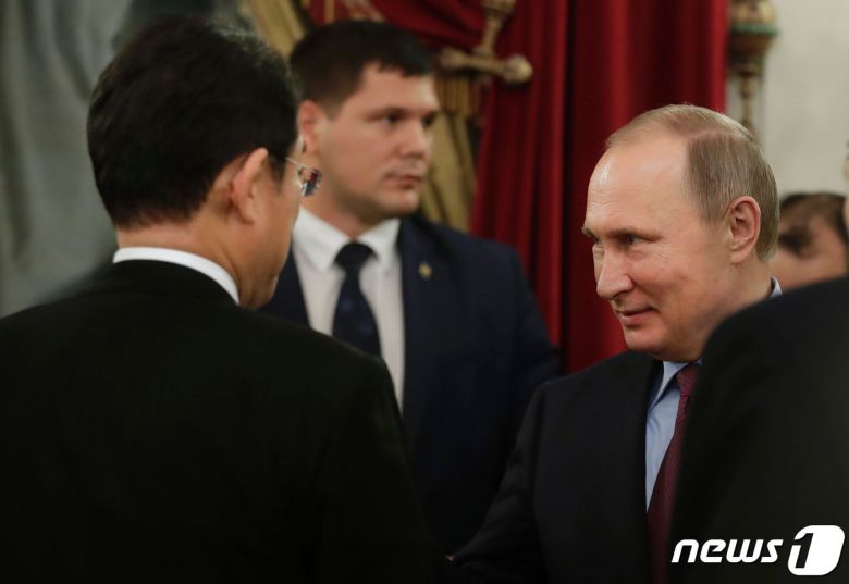 기시다 총리가 외무상 시절 블라디미르 푸틴 러시아 대통령과 악수를 나누는 모습. © AFP=뉴스1