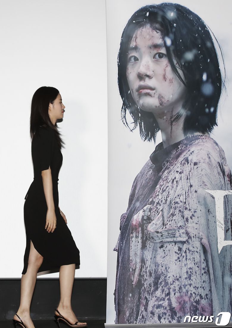 배우 신시아가 7일 서울 용산 cgv에서 열린 영화 '마녀 Part2. The Other One'(마녀2) 언론 시사회 및 기자간담회에 참석하고 있다. ‘마녀2’(감독 박훈정)는 초토화된 비밀연구소에서 홀로 살아남아 세상 밖으로 나오게 된 소녀 앞에 각기 다른 목적으로 그를 쫓는 세력들이 모여들면서 벌어지는 일을 그린 액션 영화이다. 2022.6.7/뉴스1 © News1 권현진 기자