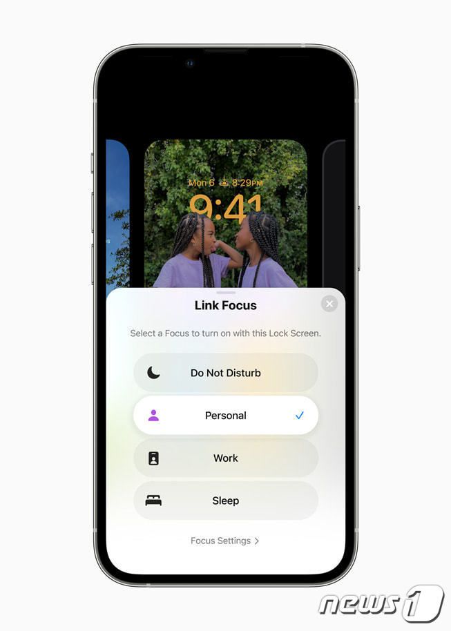 아이폰 새 운영체제(OS)인 iOS16, 잠금화면 편집기능 지원 (애플 제공)© 뉴스1