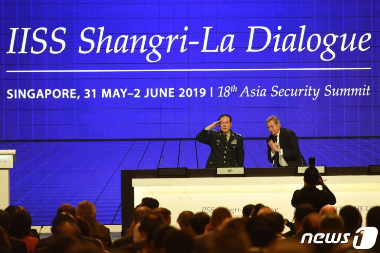 웨이펑허 중국 국방부장이 2019년 2월 샹그릴라대화에 참석해 청중에 경례하고 있다. © AFP=뉴스1