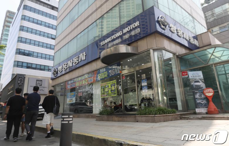 2일 서울시내 쌍용자동차 한 영업소 앞으로 시민들이 지나가고 있다. 2022.6.2/뉴스1 © News1 박세연 기자