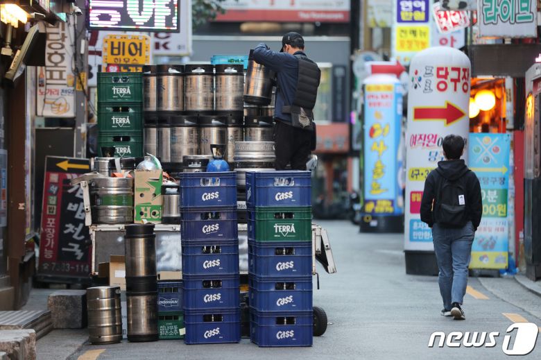 25일 서울의 한 유흥거리에서 관계자가 맥주 박스를 옮기고 있다.  2021.10.25/뉴스1 © News1 이성철 기자