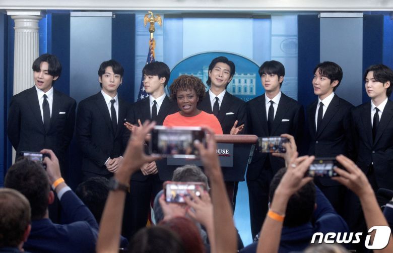 카린 장-피에르 백악관 대변인이 31일(현지시간) 워싱턴 백악관 브리핑 룸에서 조 바이든 미국 대통령과의 면담을 위해 방문한 방탄소년단(BTS)을 소개하는 동안 취재진들이 일제히 사진을 찍고 있다. © 로이터=뉴스1 © News1 우동명 기자
