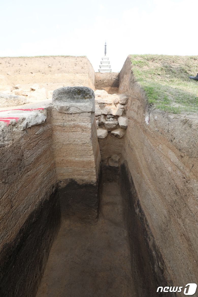 목탑지 기단 내외부 토층 조사 현황. (국립부여문화재 연구소 제공) © 뉴스1