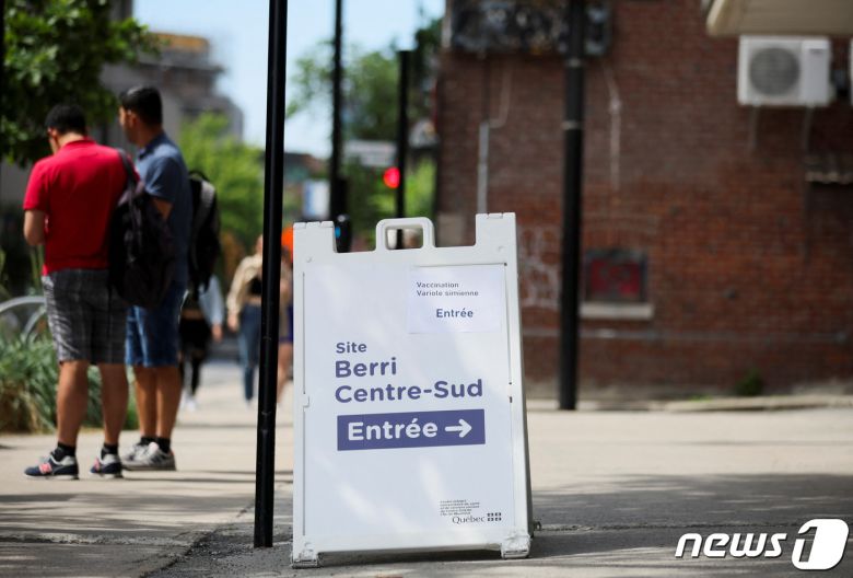 캐나다 퀘백주에서 지난 6일부터 원숭이두창관련 백신접종소를 운영하는 모습. © 로이터=뉴스1 © News1 원태성 기자