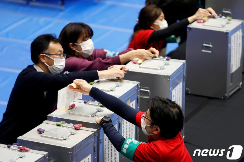 지난해 10월 일본 총선을 마치고 선거 관계자들이 투표함을 개봉하고 있다. © 로이터=뉴스1 © News1 원태성 기자