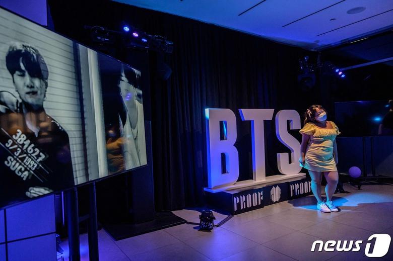 15일(현지시간) K-Pop 팬들이 미국 뉴욕 맨해튼에 열린 방탄소년단(BTS)의 팝업 스토어를 방문해 기념사진을 촬영하고 있다. 22.06.15 © AFP=뉴스1 © News1 김예슬 기자