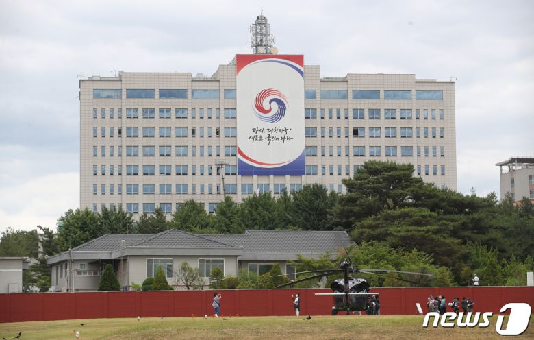 14일 오후 서울 용산구 옛 미군기지에 조성된 용산공원에서 시민들이 대통령 집무실을 바라보고 있다.  2022.6.14/뉴스1 © News1 송원영 기자