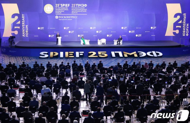 블라디미르 푸틴 대통령이 17일(현지시간) 러시아 상트페테르부르크 국제경제포럼(SPIEF)에서 연설하고 있다. © 로이터=뉴스1 © News1 정윤영 기자