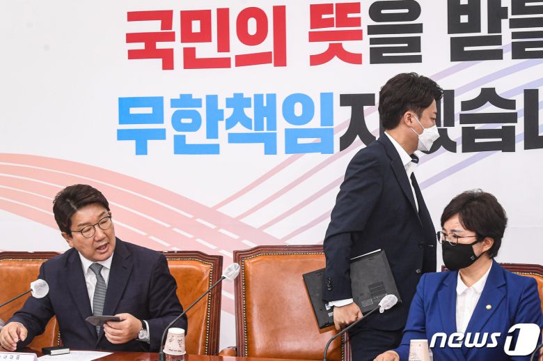 이준석 국민의힘 대표가 20일 서울 여의도 국회에서 열린 최고위원회의에서 비공개 회의 현안 논의 문제를 놓고 배현진 최고위원과 갈등을 언쟁을 벌인 뒤 회의장을 나서고 있다. (공동취재) 2022.6.20/뉴스1 © News1 유승관 기자