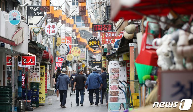 코로나19 방역 조치로 피해를 본 소상공인을 대상으로 한 2분기 손실보상금 선지급이 시작된 9일 서울 종로구 세종마을음식문화거리에 시민들이 이동하고 있다. 2분기 손실보상금 선지급 대상은 지난 4월 1∼17일 영업시간 제한 조치를 받은 소상공인·소기업 61만2천개사이고, 선지급 금액은 한 곳당 100만 원이다. 2022.6.9/뉴스1 © News1 박지혜 기자