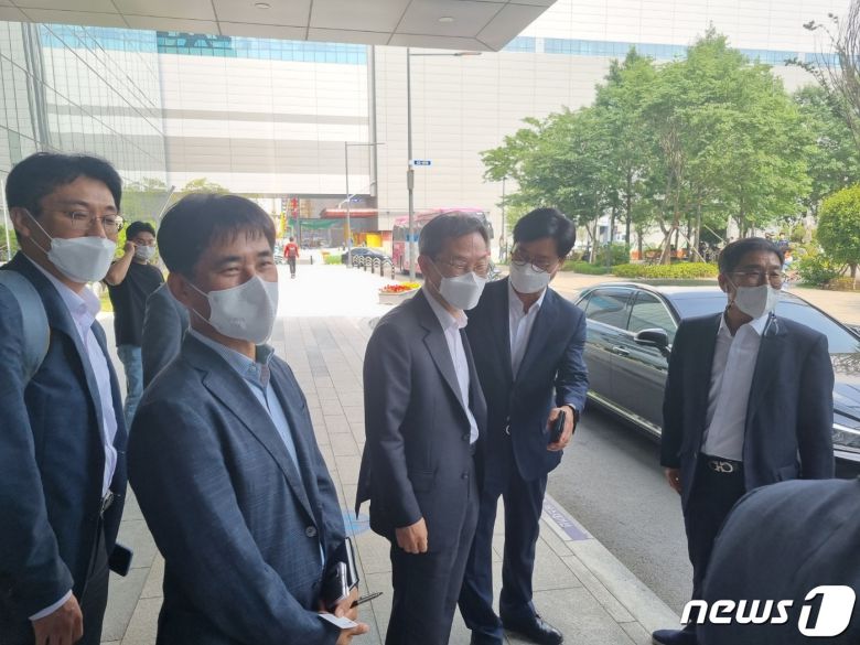 22일 이종호 과학기술정보통신부 장관은 국회 과학기술정보통신위원회 소속 국민의힘 의원들과 함께 경기 평택 삼성전자 반도체 공장을 방문했다. © 뉴스1 윤지원 기자