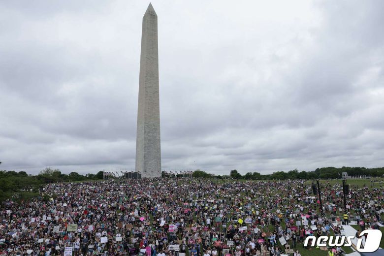 지난 5월 14일(현지시간) 미국 연방대법원이 낙태권을 보장한 기존 판결을 파기할 것이라는 관측이 나오는 가운데 워싱턴 기념탑 주변에서 낙태권 폐지에 반대하는 시위대가 집회를 하고 있다. © AFP=뉴스1 © News1 우동명 기자