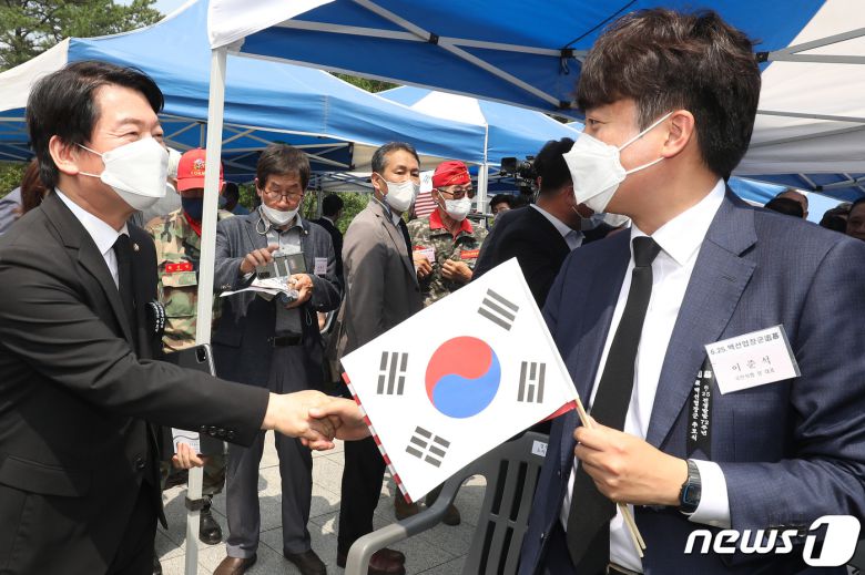 국민의힘 이준석 대표(오른쪽)와 안철수 의원이 25일 오후 경북 칠곡군 다부동전적기념관에서 열린 6.25전쟁 제72주년 '백선엽 장군 서거 2주기 추모 행사'에 참석해 인사를 나누고 있다. 2022.6.25/뉴스1 © News1 공정식 기자