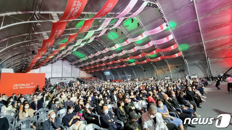 전북 전주영화의거리에 조성된 '전주 돔'에서 열린 제23회 전주국제영화제 개막식 모습 / 뉴스1 DB © 뉴스1