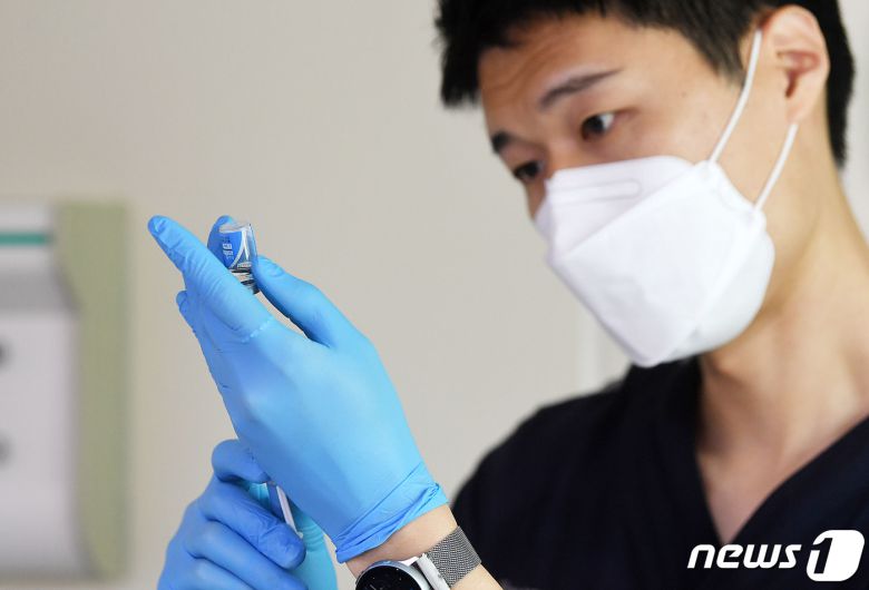 27일 서울 중구 국립중앙의료원에서 한 의료진이 동결건조된 원숭이두창 백신과 혼합할 첨부용제를 주사기를 이용해 빼내고 있다. (공동취재) 2022.6.27/뉴스1 © News1 황기선 기자