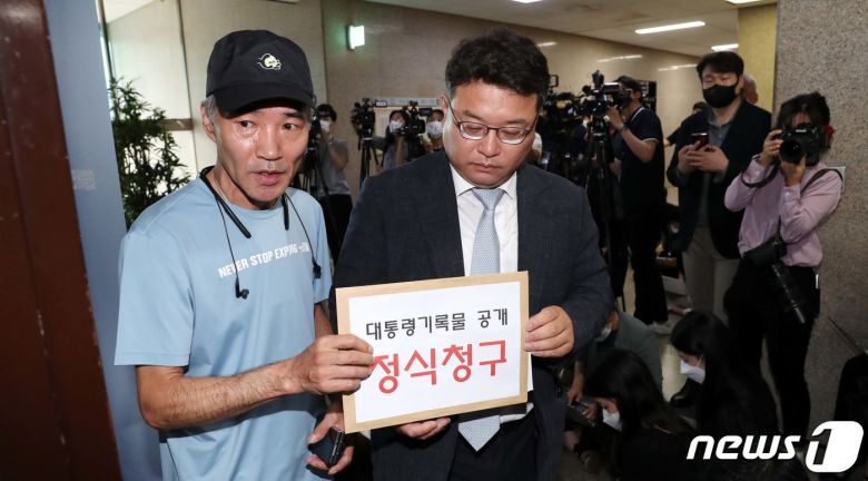 북한군이 피살한 해양수산부 공무원의 형 이래진 씨(왼쪽)와 법률대리인 김기윤 변호사가 27일 오전 서울 여의도 국회에서 우상호 더불어민주당 비상대책위원장과 면담을 위해 당 대표실로 들어가고 있다. (공동취재) 2022.6.27/뉴스1 © News1 이재명 기자