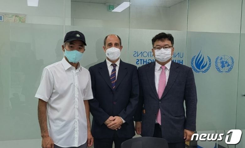 28일 서울글로벌센터에서 면담한 이래진 씨, 킨타나 보고관, 김기윤 변호사(왼쪽부터). (유족 측 제공) /2022.06.28 © 뉴스1