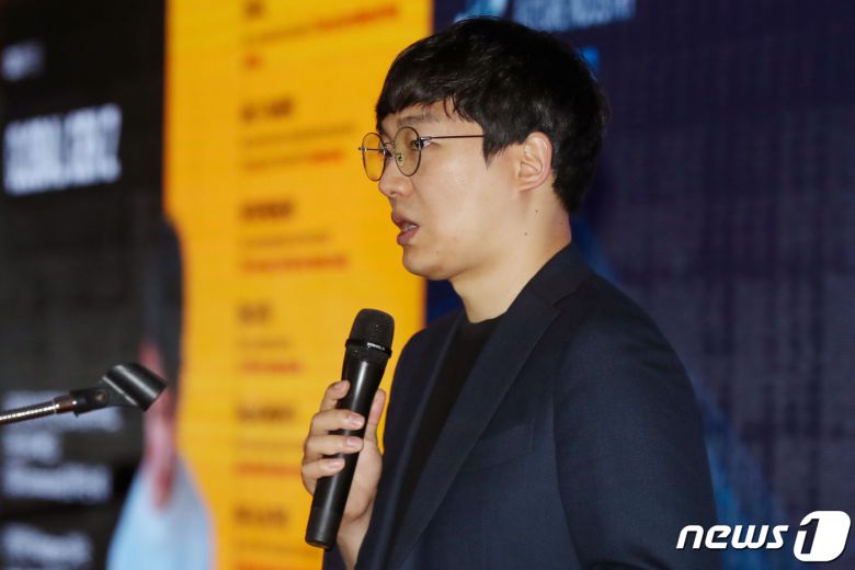 박형철 크래프톤 NFT·메타버스 사업 총괄이 29일 서울 중구 롯데호텔에서 열린 '뉴스1 미래산업포럼 2022'에서 제2의 현실 메타버스 시대 관련 발표를 하고 있다. 이날 포럼에서는 블록체인과 메타버스부터 모빌리티, 인공지능(AI), 로봇까지 다양한 미래 산업 전문가들이 새로운 생태계에 대해 설명하고 혁신의 방향을 제시한다. 2022.6.29/뉴스1 © News1 민경석 기자