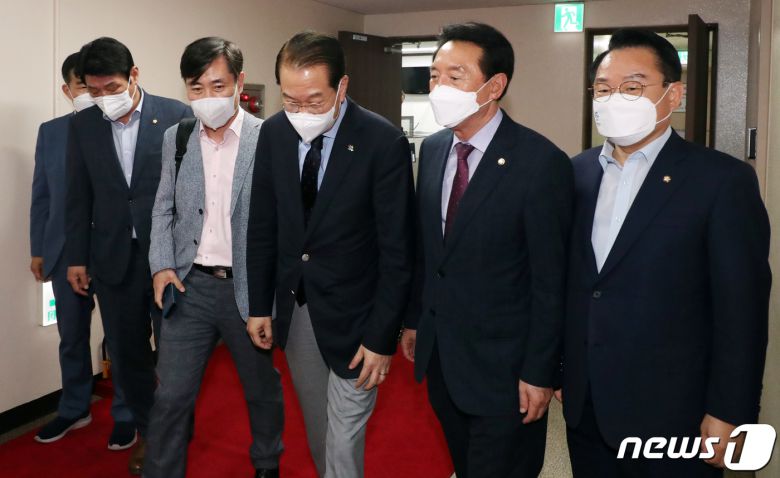 권영세 통일부 장관과 하태경 국민의힘 해양수산부 공무원 피격사건 진상조사 태스크포스(TF) 위원장 및 위원들이 28일 서울 종로구 세종대로 정부서울청사 통일부에서 간담회를 위해 함께 이동하고 있다. 2022.6.28/뉴스1 © News1 김명섭 기자