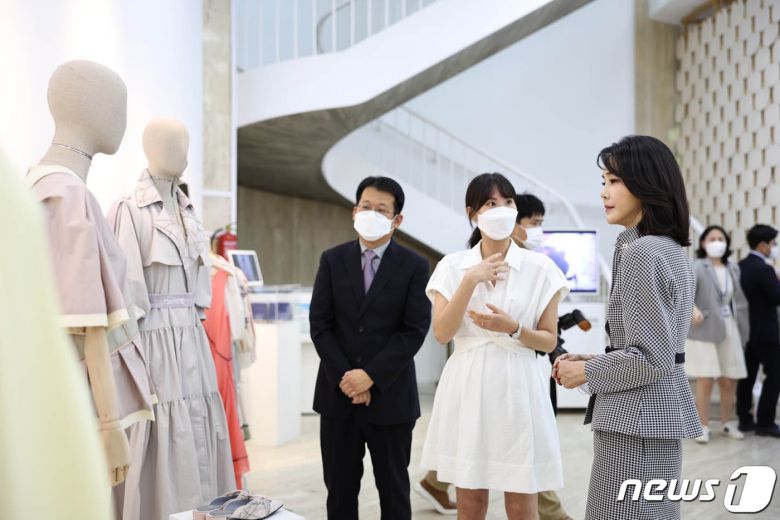 윤석열 대통령 부인 김건희 여사가 28일 오후(현지시간) 마드리드 주스페인한국문화원을 방문해 오지훈 원장(왼쪽), 김숙겸 실무관의 설명을 들으며 김아영 디자이너의 작품등이 전시된 k-패션 전시회를 둘러보고 있다. (대통령실사진기자단) 2022.6.29/뉴스1 © News1 오대일 기자