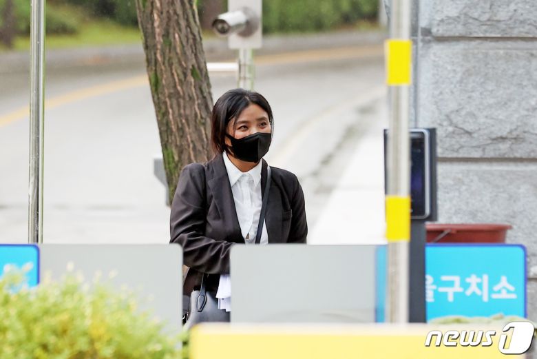 김성진 아이카이스트 대표의 법률 대리인인 김소연 변호사가 30일 경기도 의왕시 서울구치소로 들어가고 있다. 이날 서울경찰청 반부패·공공범죄수사대는 지난 2013년 이준석 국민의힘 대표에게 성접대했다는 의혹을 받는 김 대표를 참고인 신분으로 조사했다. 2022.6.30/뉴스1 © News1 조태형 기자