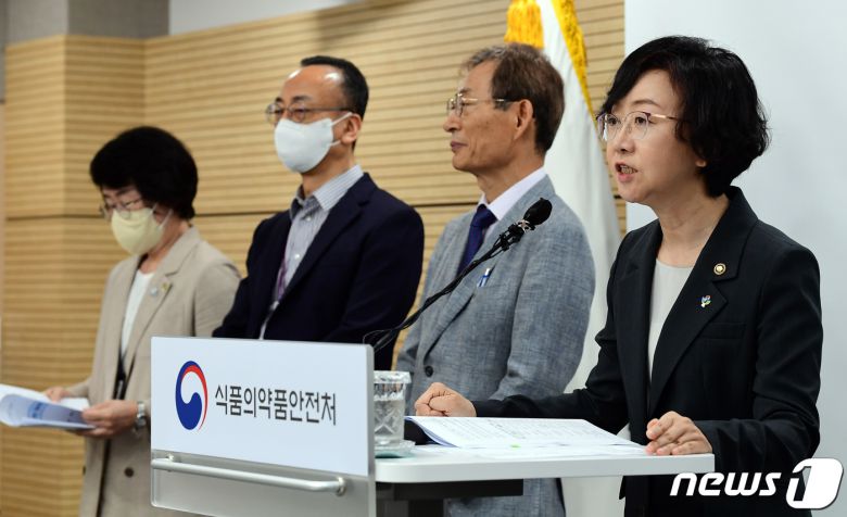 오유경 식품의약품안전처장이 29일 오후 충북 청주 오송 식약처 브리핑실에서 SK바이오사이언스가 개발해 품목 허가를 신청한 코로나19 백신 ‘스카이코비원멀티주’에 대한 허가 결정 내용을 발표하고 있다. 2022.6.29/뉴스1 © News1 김기남 기자